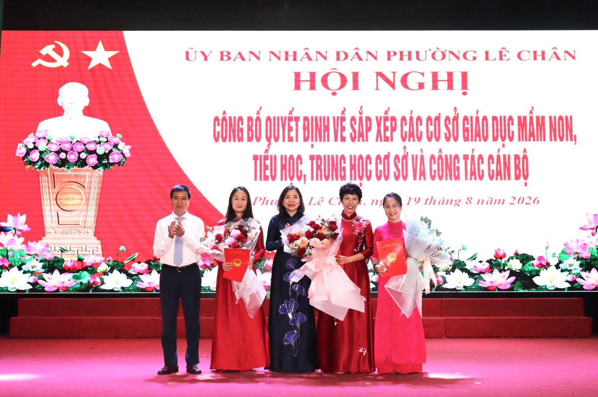 Lãnh đạo phường Lê Chân, TP Hải Phòng trao Quyết định và tặng hoa cho Ban Giám hiệu Trường Mầm non Kim Đồng. Ảnh: CTV. 