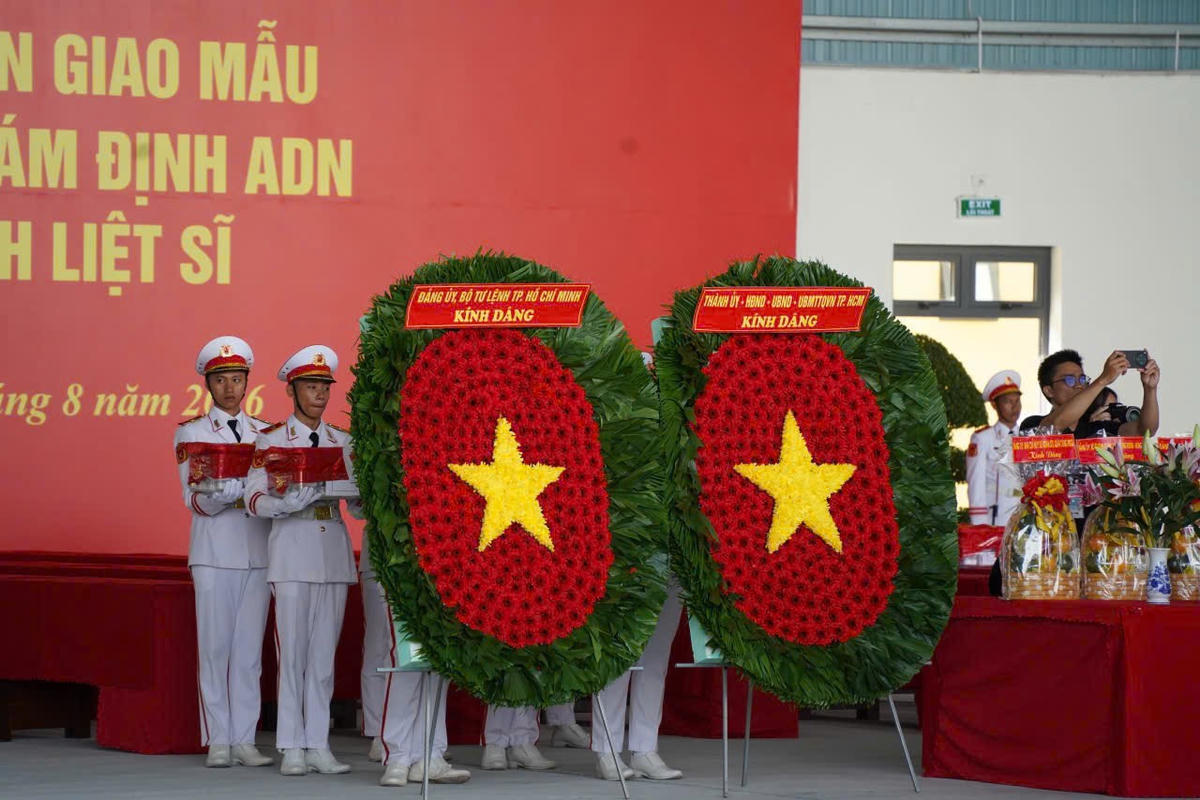 Xúc động lễ vận chuyển 7.104 mẫu hài cốt liệt sĩ từ TPHCM ra Hà Nội