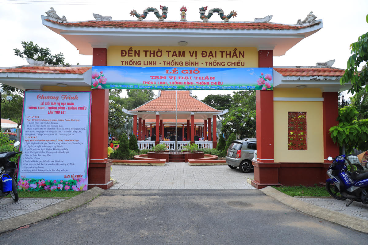 Khu Đền thờ Tam vị đại thần Thống Linh, Thống Bình, Thống Chiếu được trang hoàng trang trọng trong dịp tổ chức Lễ giỗ. (Ảnh: Tín Nhiệm).