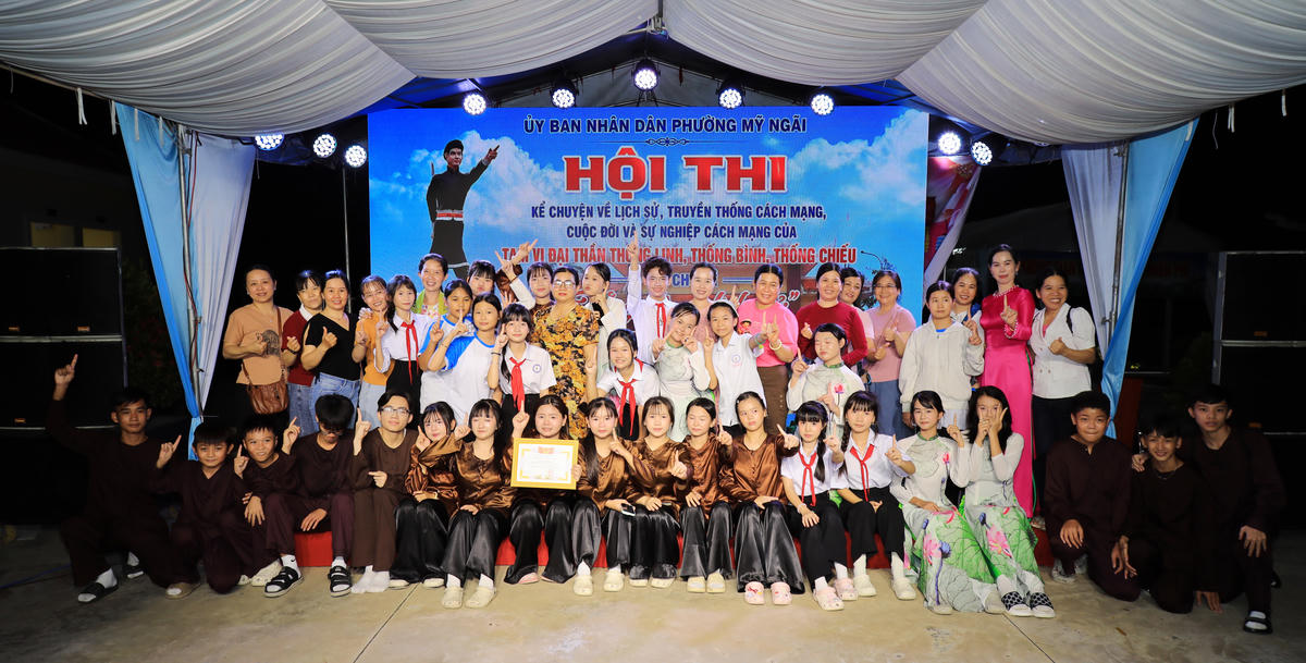 Đông đảo học sinh, giáo viên và người dân tham gia Hội thi kể chuyện về Tam vị đại thần do UBND phường Mỹ Ngãi tổ chức trong khuôn khổ lễ giỗ, góp phần lan tỏa giá trị lịch sử, văn hóa truyền thống đến cộng đồng. (Ảnh: Tín Nhiệm)