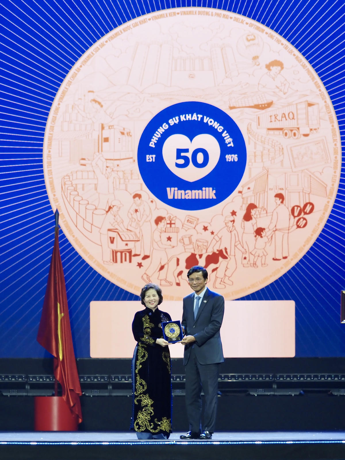 Chủ tịch HĐQT Vinamilk Nguyễn Hạnh Phúc trao Kỷ niệm chương 50 năm cống hiến trọn đời cho Tổng Giám đốc Mai Kiều Liên. Ảnh: Vi Nam