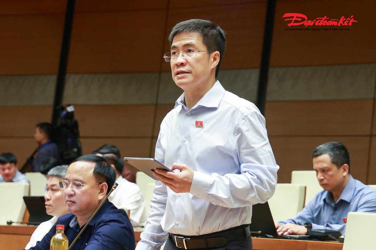 Đại biểu Hoàng Minh Hiếu, Đoàn Nghệ An phát biểu. Ảnh: Quang Vinh.