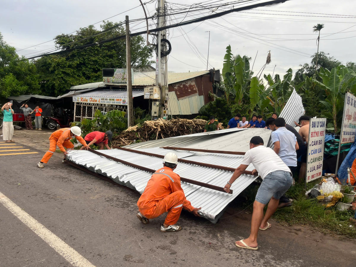 Lực lượng chức năng khắc phục hậu quả giông lốc. Ảnh:N.T.