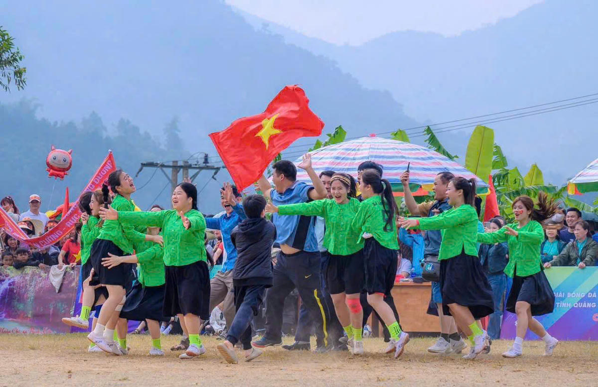 Vỡ òa trong niềm vui chiến thắng. Ảnh: Ví Trần.