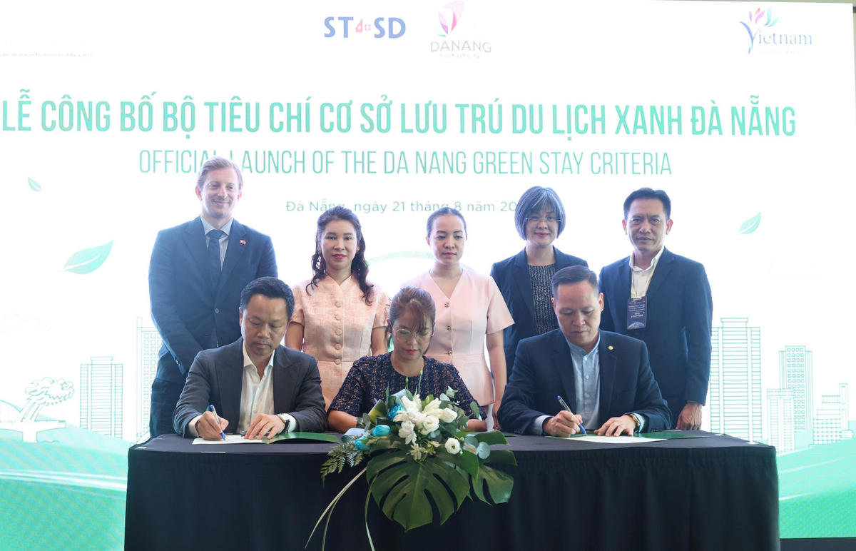 Ký cam kết đồng hành thực hiện Bộ tiêu chí với Chi hội Khách sạn Đà Nẵng và các cơ sở lưu trú. Ảnh: Nguyễn Tú.