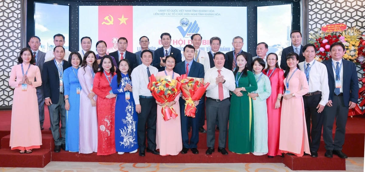 Ông Nguyễn Ngọc Hùng và ông Lữ Thanh Hải tặng hoa chúc mừng Ban Chấp hành Liên hiệp các tổ chức hữu nghị Khánh Hòa nhiệm kỳ 2026 - 2031 ra mắt đại hội.