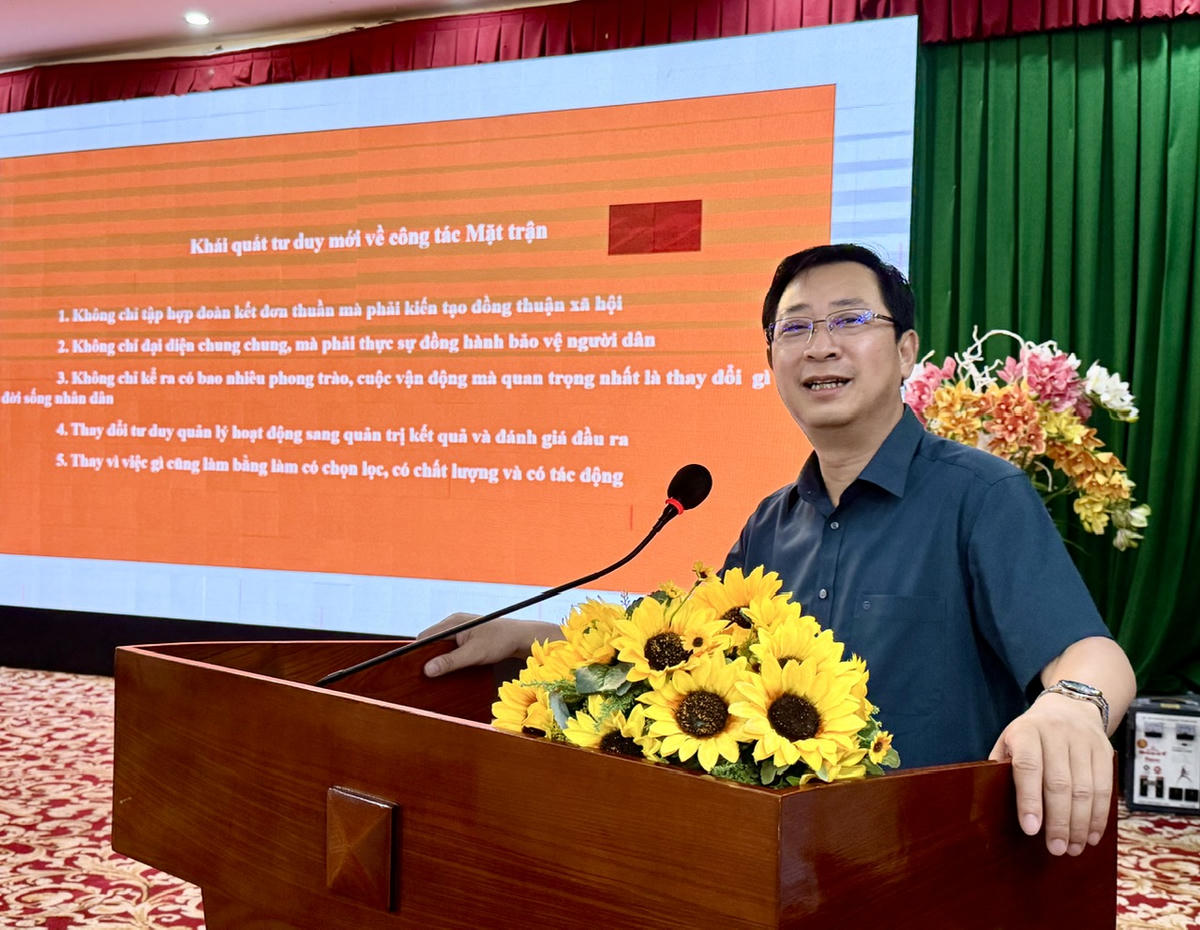 Phó Chủ tịch Ủy ban Trung ương MTTQ Việt Nam Cao Xuân Thạo thay mặt Ban Thường trực Ủy ban Trung ương MTTQ Việt Nam đã ghi nhận, biểu dương tinh thần trách nhiệm của Ban Tổ chức lớp học. Ảnh: Mạnh Cường