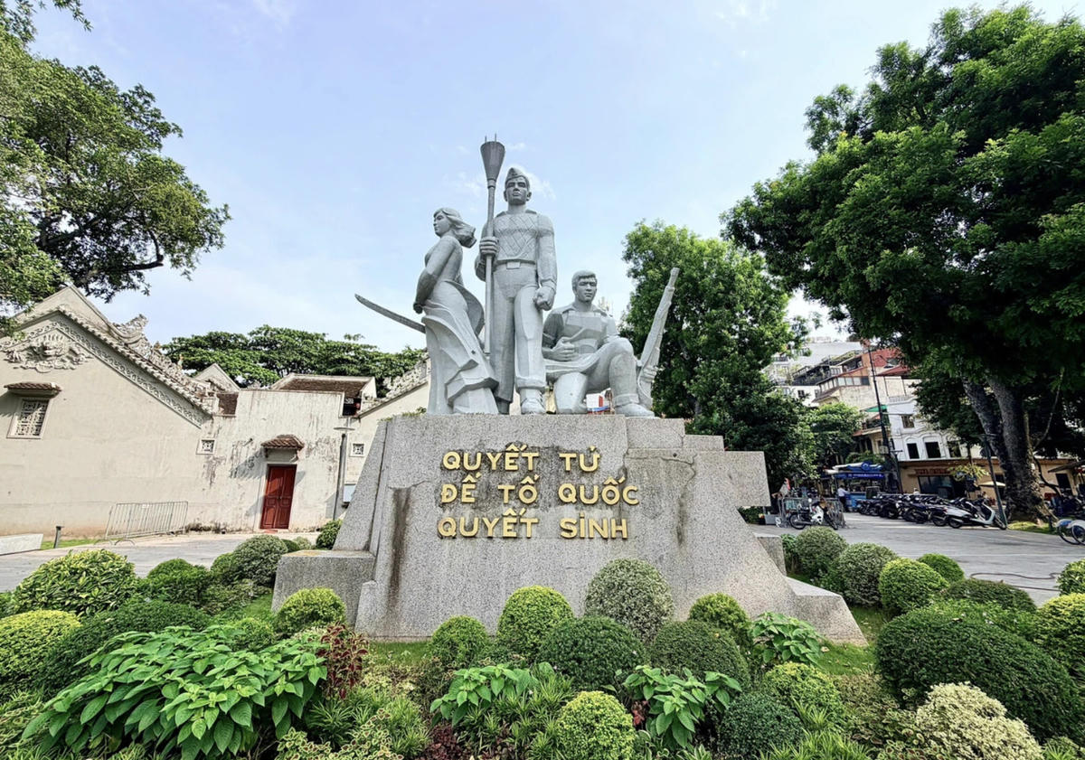 Tượng đài “Quyết tử để Tổ quốc quyết sinh”. Ảnh: BQLDTDTHN.