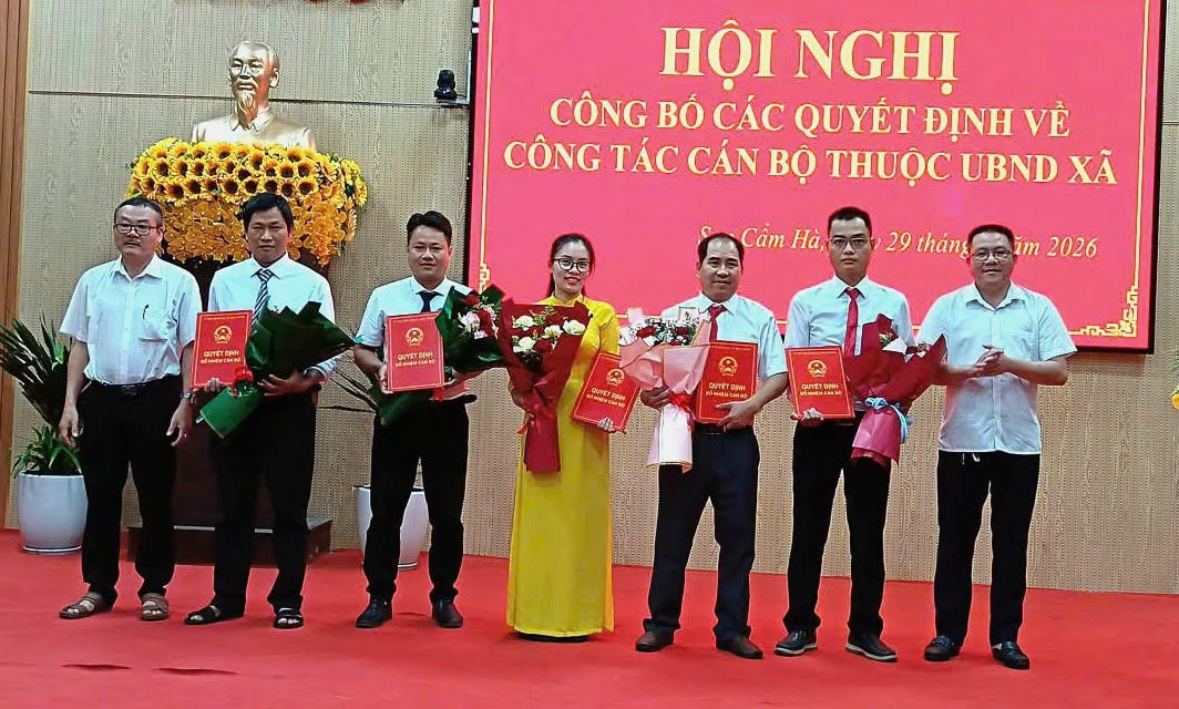 Xã Sơn Cẩm Hà trao quyết định về công tác cán bộ tại 3 trường mới thành lập. Ảnh: ĐT.