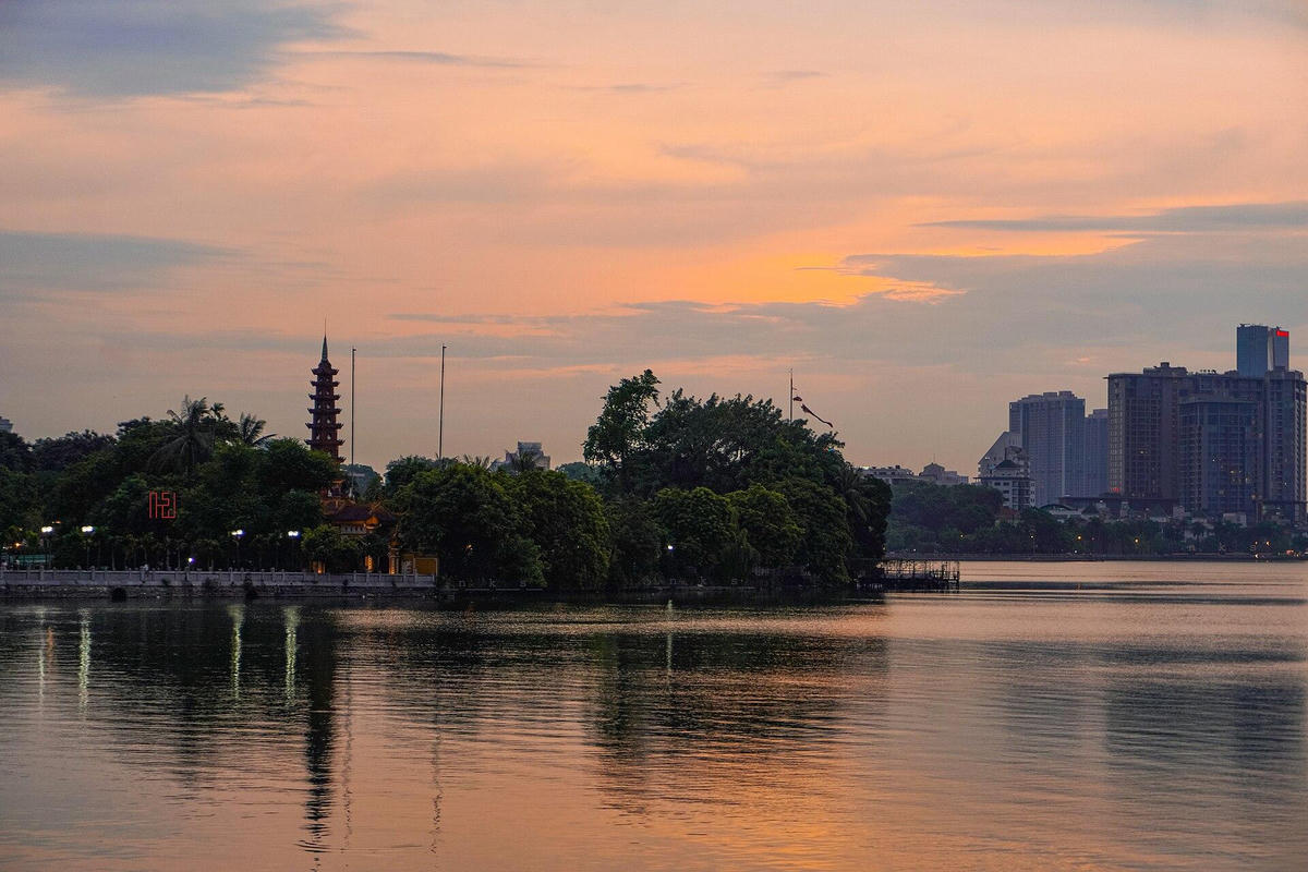 Hồ Tây là chốn nương tựa tinh thần, miền ký ức chứa đựng hệ thống di sản vật thể đồ sộ. Ảnh: Wikipedia