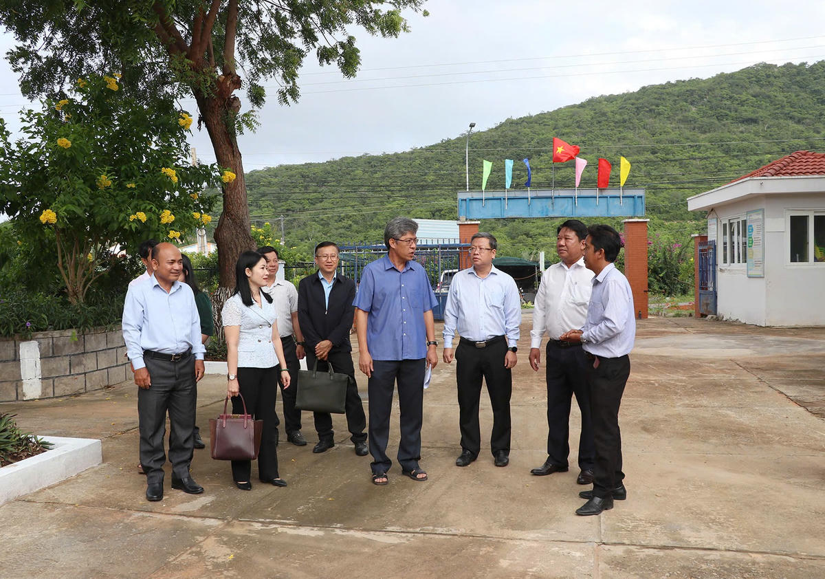 Ông Nguyễn Minh, Phó Chủ tịch UBND tỉnh Lâm Đồng cùng đoàn công tác trao đổi tại buổi kiểm tra.