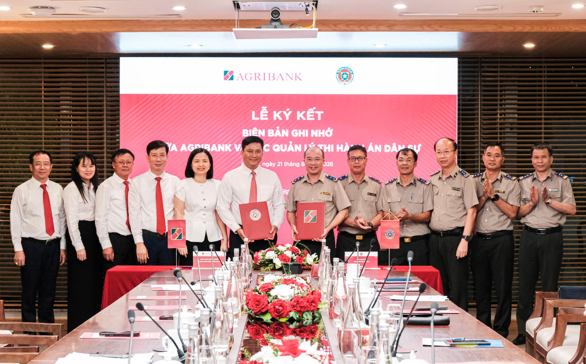 Lãnh đạo Agribank, Lãnh đạo Cục Quản lý Thi hành án dân sự cùng các đại biểu chụp ảnh lưu niệm tại Lễ ký kết