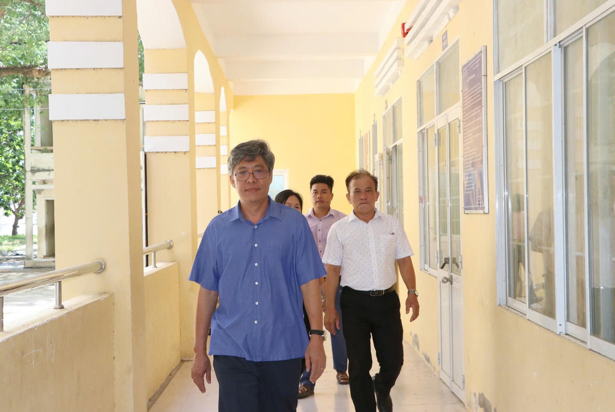 Đoàn kiểm tra thực tế tại Trường TH&THCS Hồng Phong.