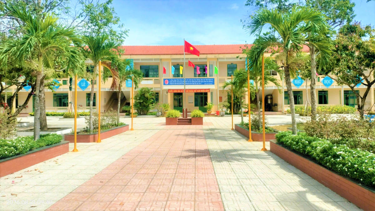 Một góc khuôn viên Trường Tiểu học Nguyễn Trãi dọn dẹp sạch sẽ chuẩn bị đón học sinh đi học trở lạI. Ảnh: CĐ.