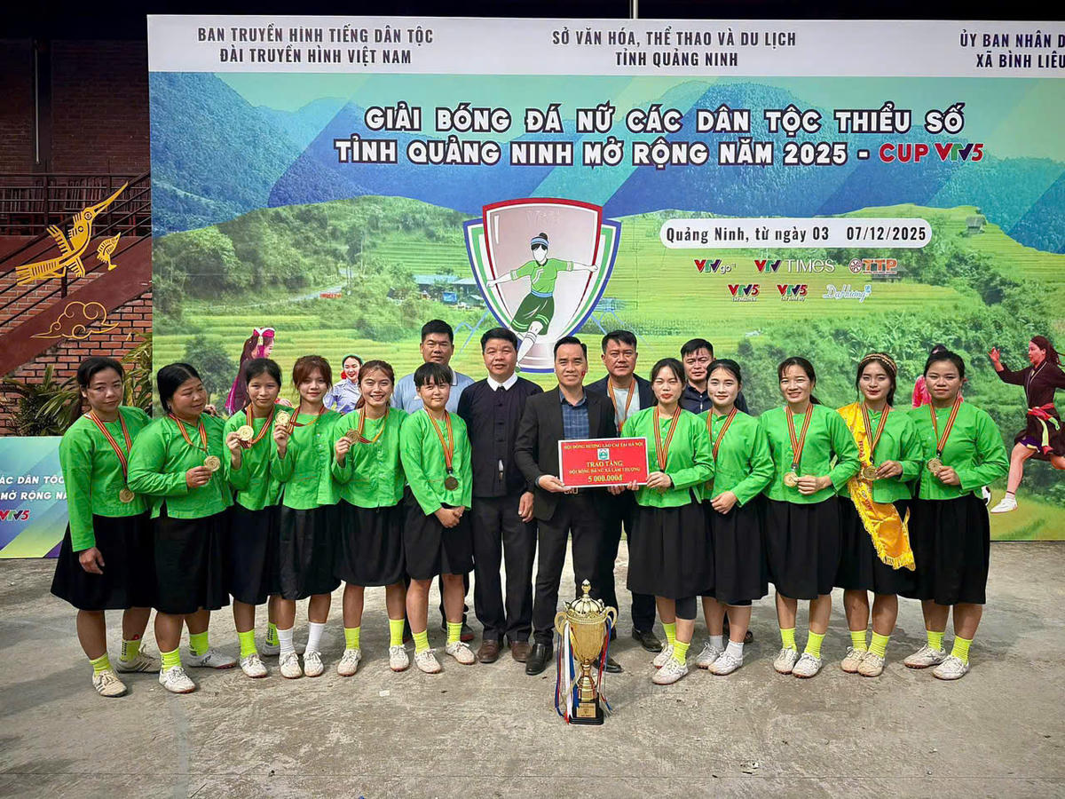 Vinh dự khi giành chức vô địch. Ảnh: Vi Trần.