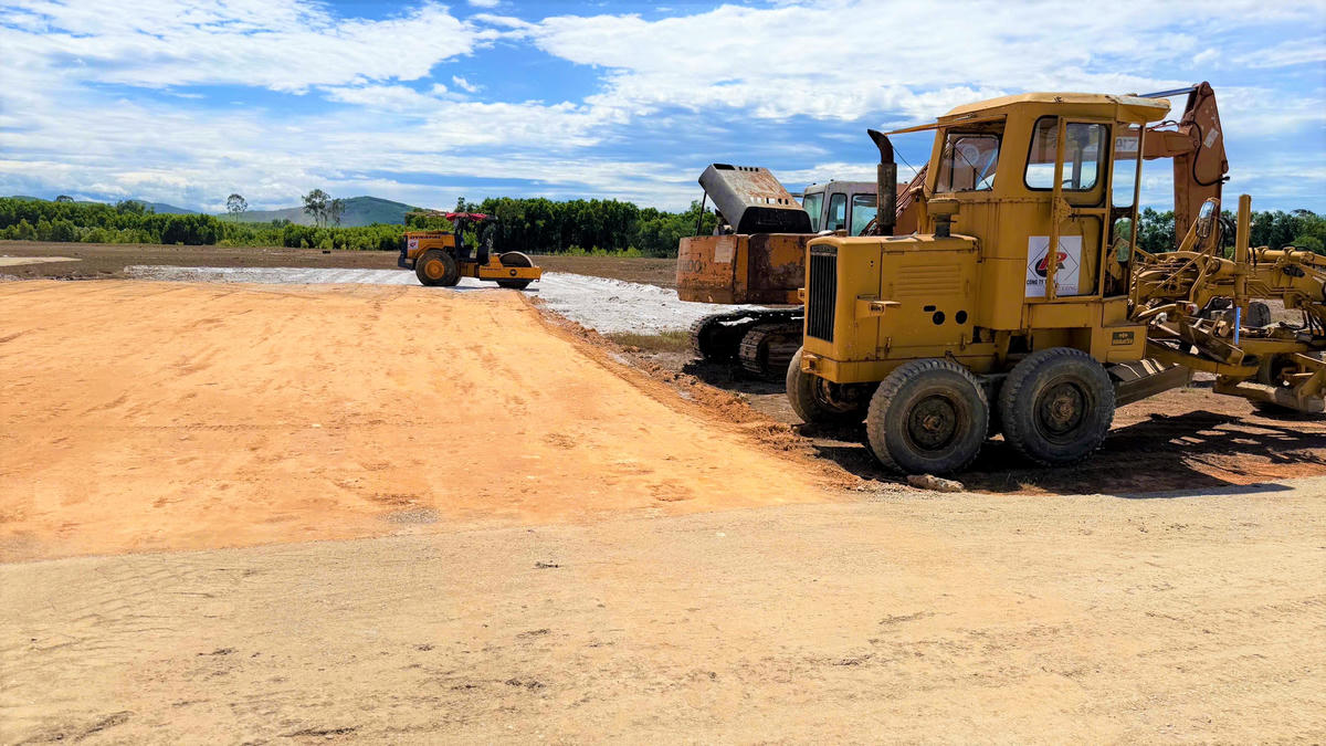 Nhân công, thiết bị máy móc phục vụ khởi công Dự án đầu tư xây dựng và kinh doanh kết cấu hạ tầng KCN Tam Anh 1. Ảnh: Nguyễn Tín.