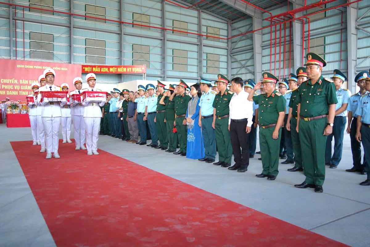 Xúc động lễ vận chuyển 7.104 mẫu hài cốt liệt sĩ từ TPHCM ra Hà Nội