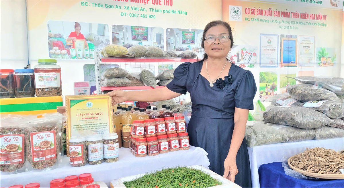 Các gian hàng trưng bày nhiều sản vật quê hương. Ảnh: Nguyễn Tín.