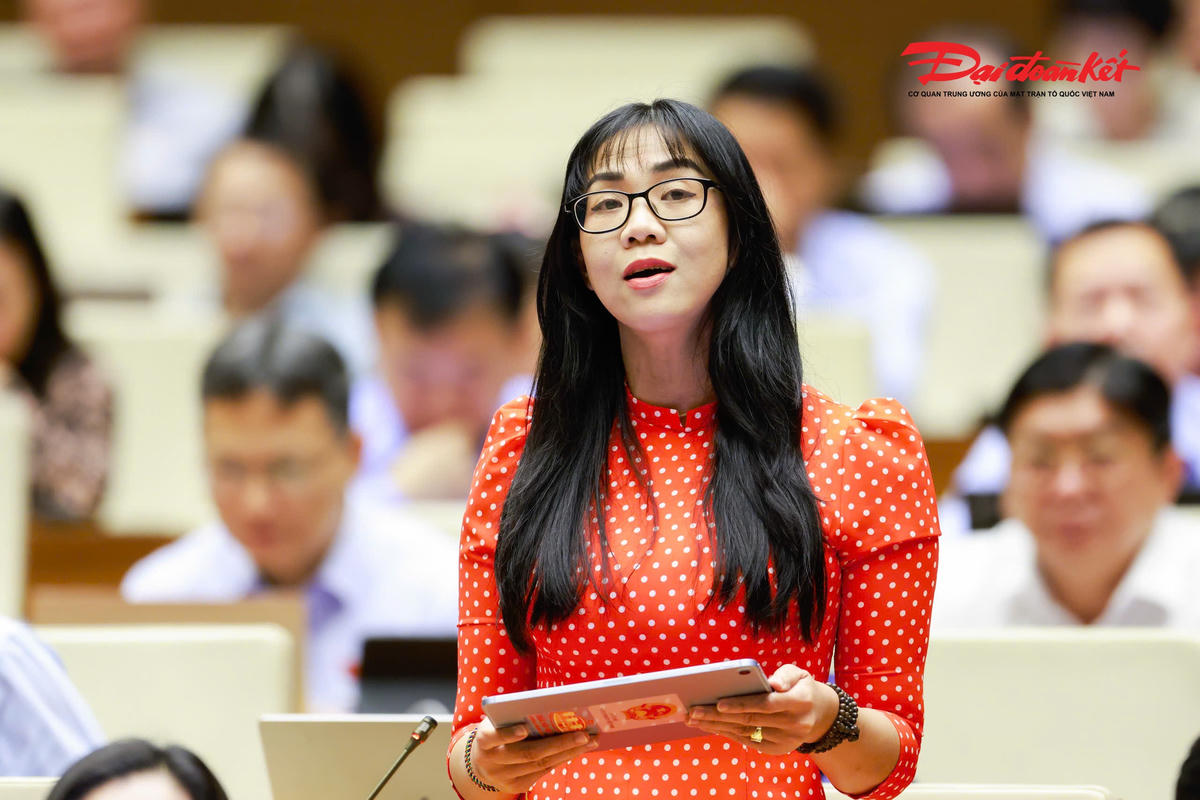Đại biểu Trịnh Thị Tú Anh, đoàn Lâm Đồng phát biểu. Ảnh Quang Vinh
