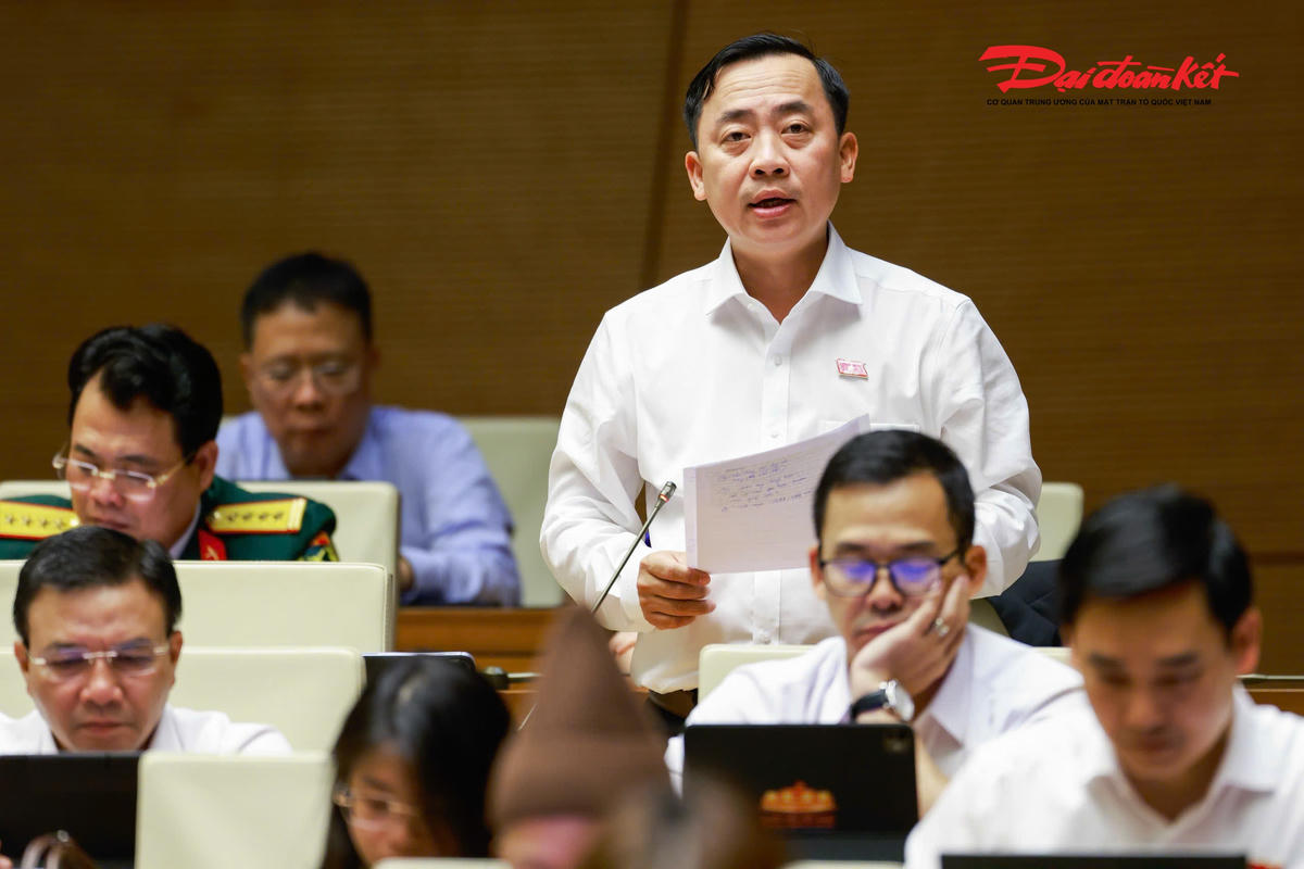 Đại biểu Đào Chí Nghĩa, Đoàn Cần Thơ phát biểu.