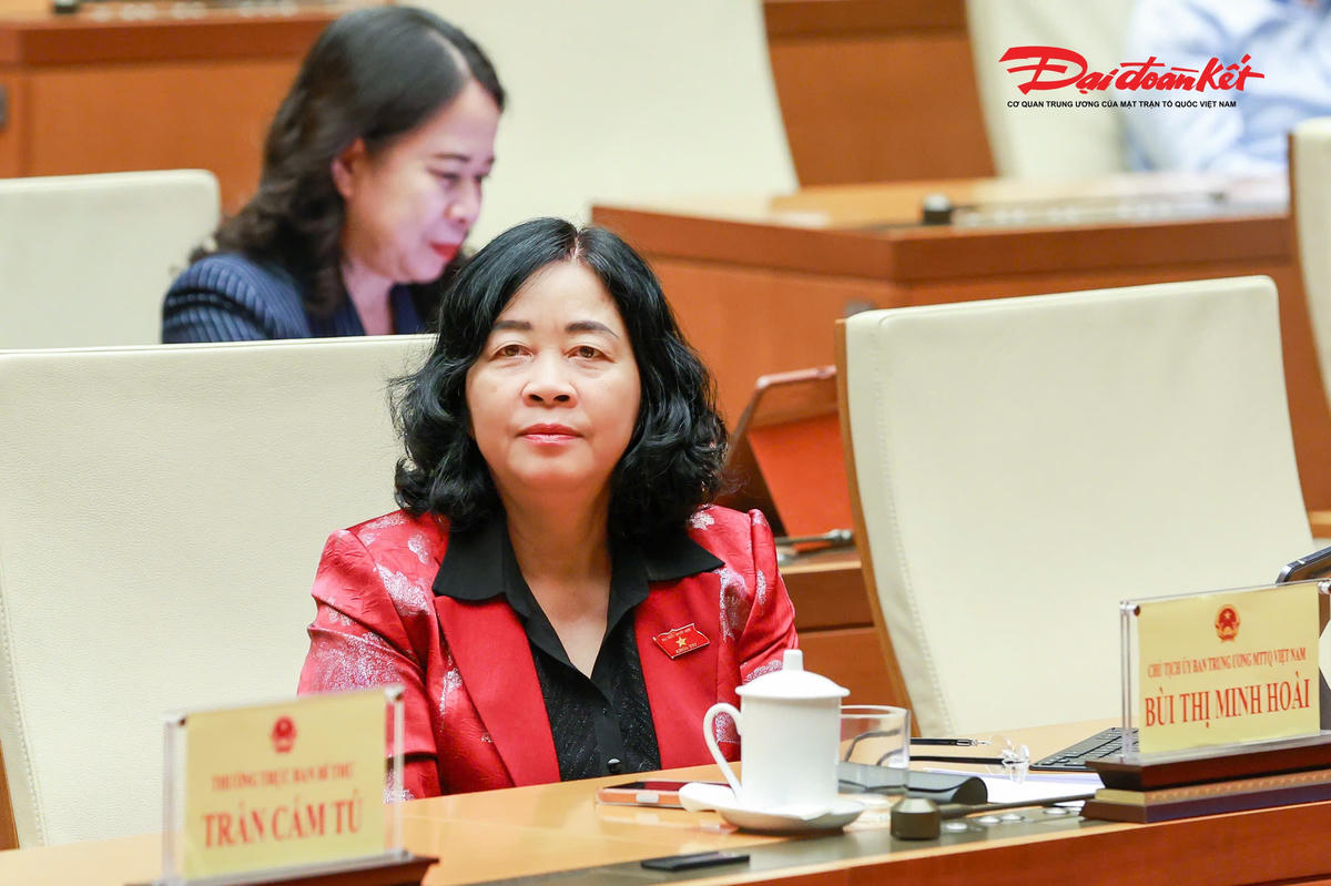 Ủy viên Bộ Chính trị, Bí thư Trung ương Đảng, Chủ tịch UBTƯ MTTQ Việt Nam Bùi Thị Minh Hoài tham dự phiên thảo luận.
