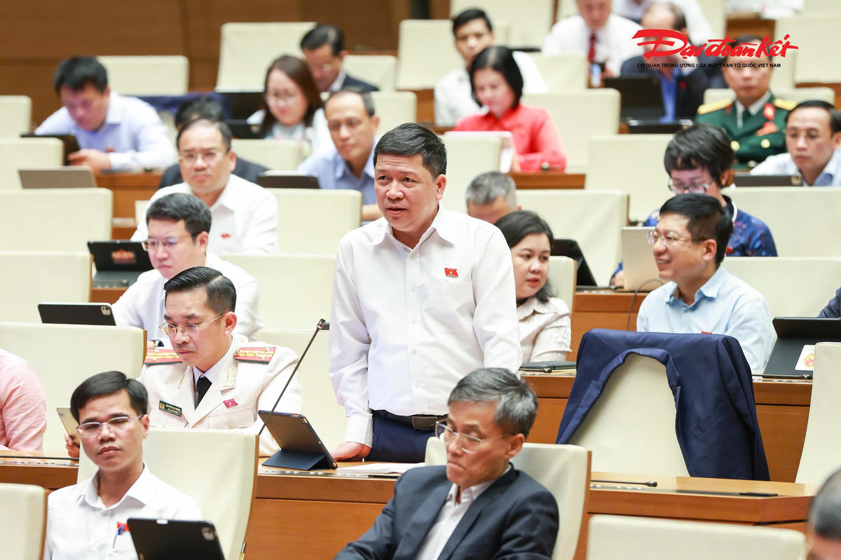 Đại biểu Quốc hội Tạ Văn Hạ phát biểu (Ảnh: Quang Vinh)