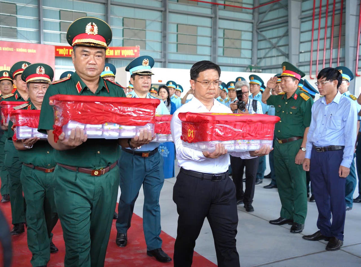 Xúc động lễ vận chuyển 7.104 mẫu hài cốt liệt sĩ từ TPHCM ra Hà Nội