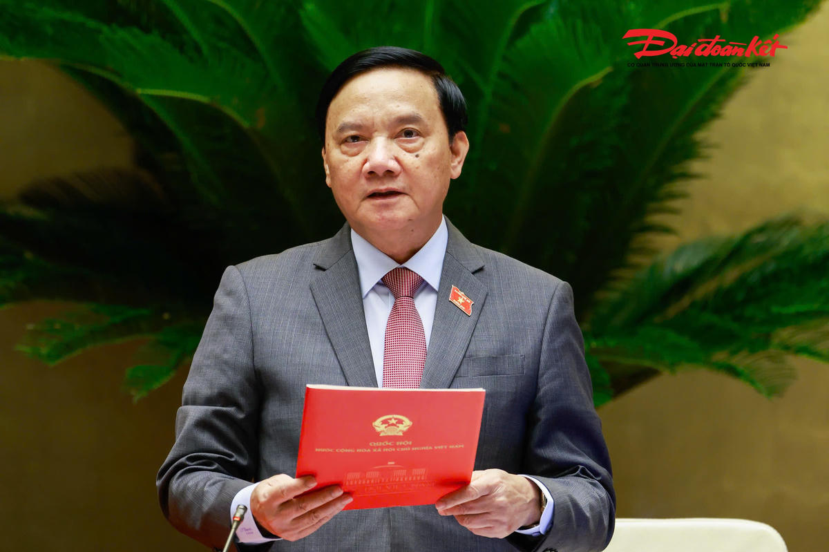Phó Chủ tịch Quốc hội Nguyễn Khắc Định điều hành phiên thảo luận.
