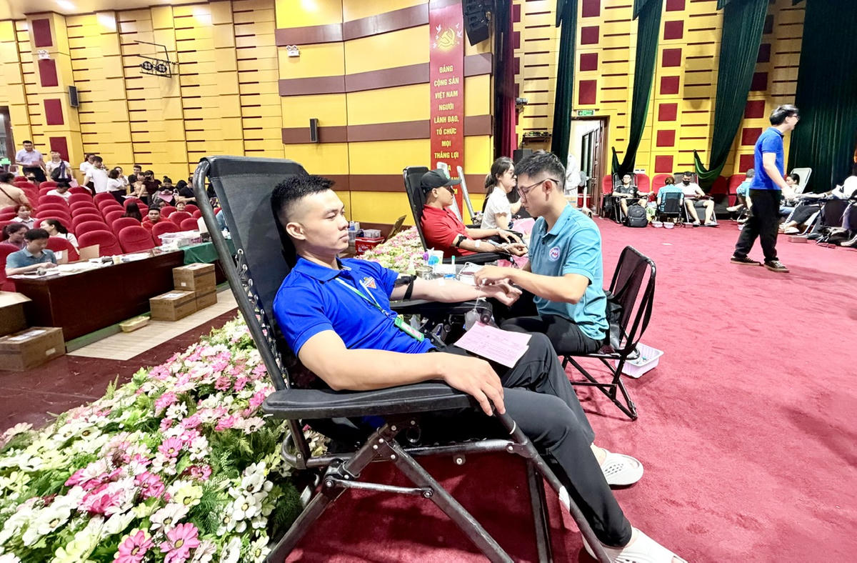 Đoàn viên, thanh niên tham gia hiến máu tình nguyện tại ngày hội. Ảnh: PT.