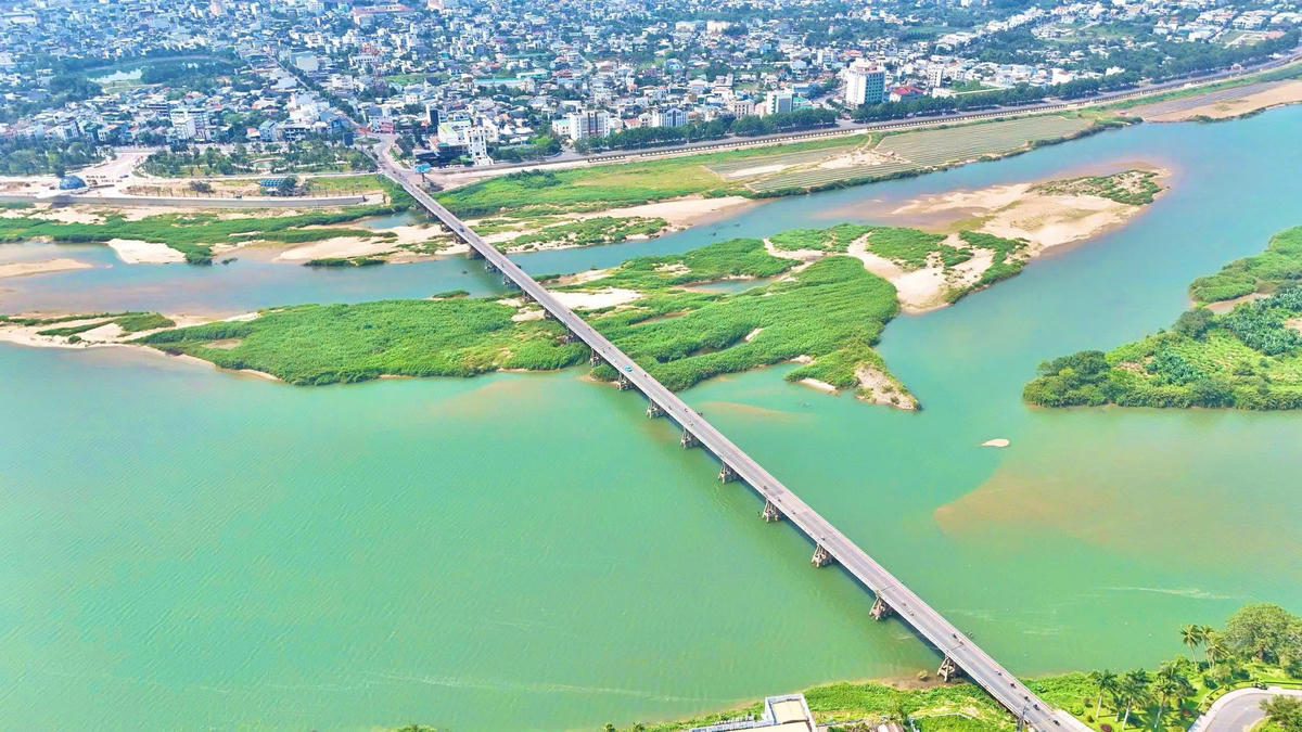 Một góc cầu Trà Khúc nhìn từ trên cao. Ảnh: NY.