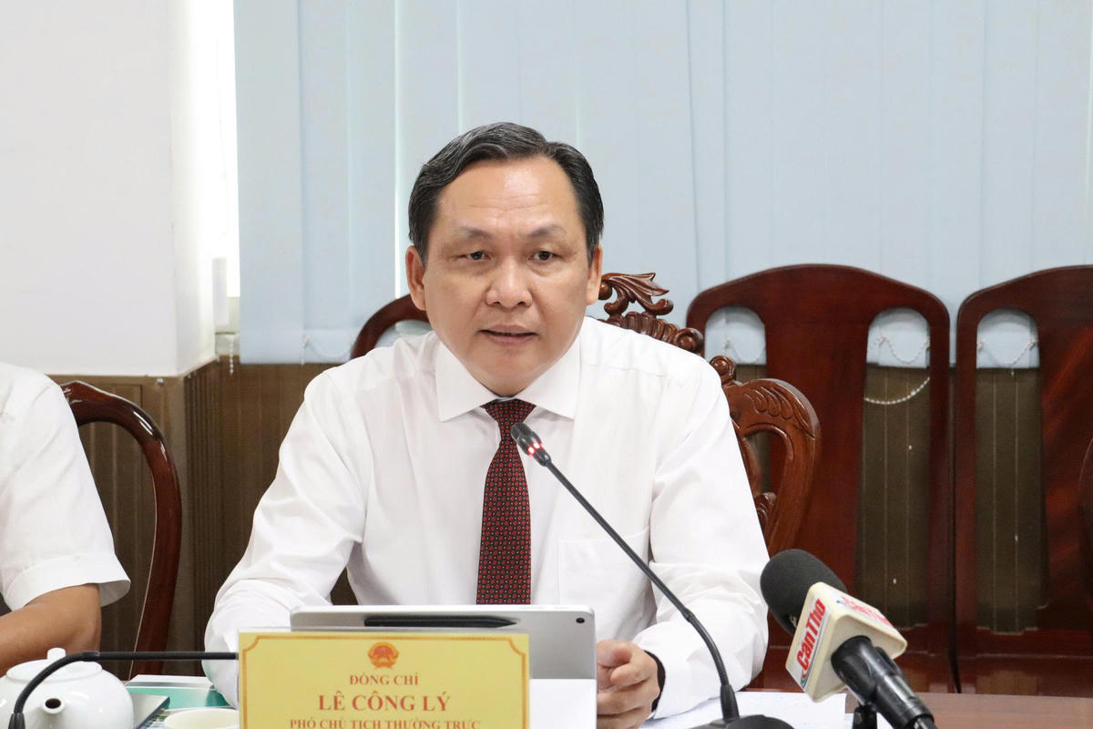 Ông Lê Công Lý, Phó Chủ tịch Thường trực UBND TP Cần Thơ trao đổi tại cuộc họp. Ảnh CL