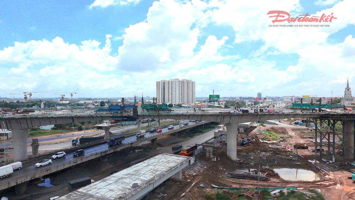 Nhánh cầu kết nối quốc lộ 1A với đường Vành đai 3 TPHCM đang dần hình thành. Ảnh: Đ.Xá.