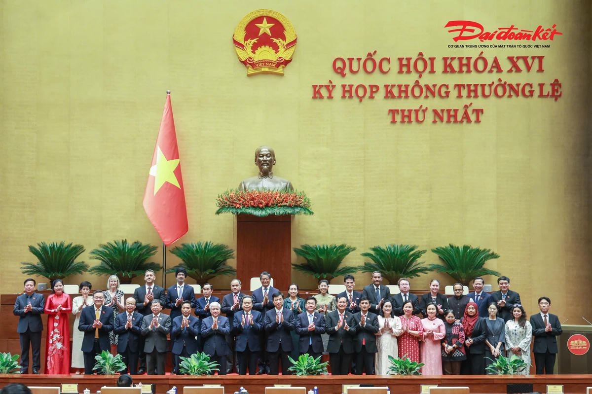 Chủ tịch Quốc hội Trần Thanh Mẫn với thành viên Tổ chức Nghị sĩ hữu nghị Việt Nam của Quốc hội khóa XVI và đại biểu quốc tế. Ảnh: Quang Vinh