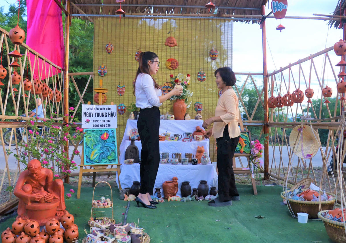 Một góc khu trưng bày sản phẩm làng gốm Thanh Hà. Ảnh: NT.