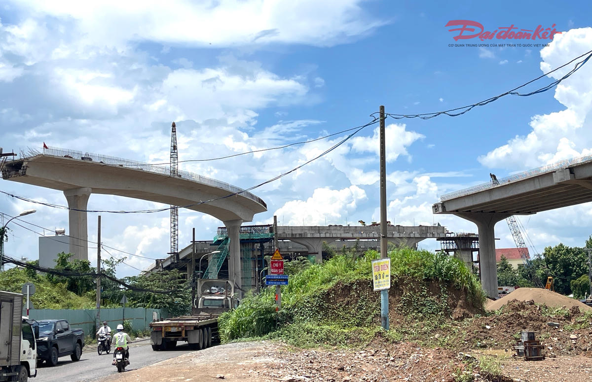 Trong khi đó các nhánh kết nối lên/xuống đi về phía cầu Đồng Nai vẫn đang khẩn trương xây dựng. Ảnh: Đ.Xá.