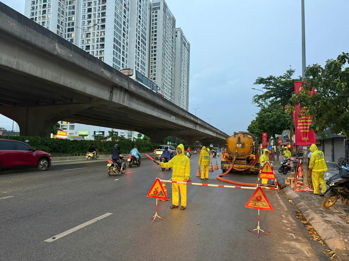 Mưa lớn diện rộng từ rạng sáng 21/8, Công ty TNHH MTV Thoát nước Hà Nội triển khai lực lượng ứng trực, vận hành các trạm bơm, khơi thông dòng chảy; đến 6h chưa ghi nhận điểm ngập trên địa bàn quản lý.