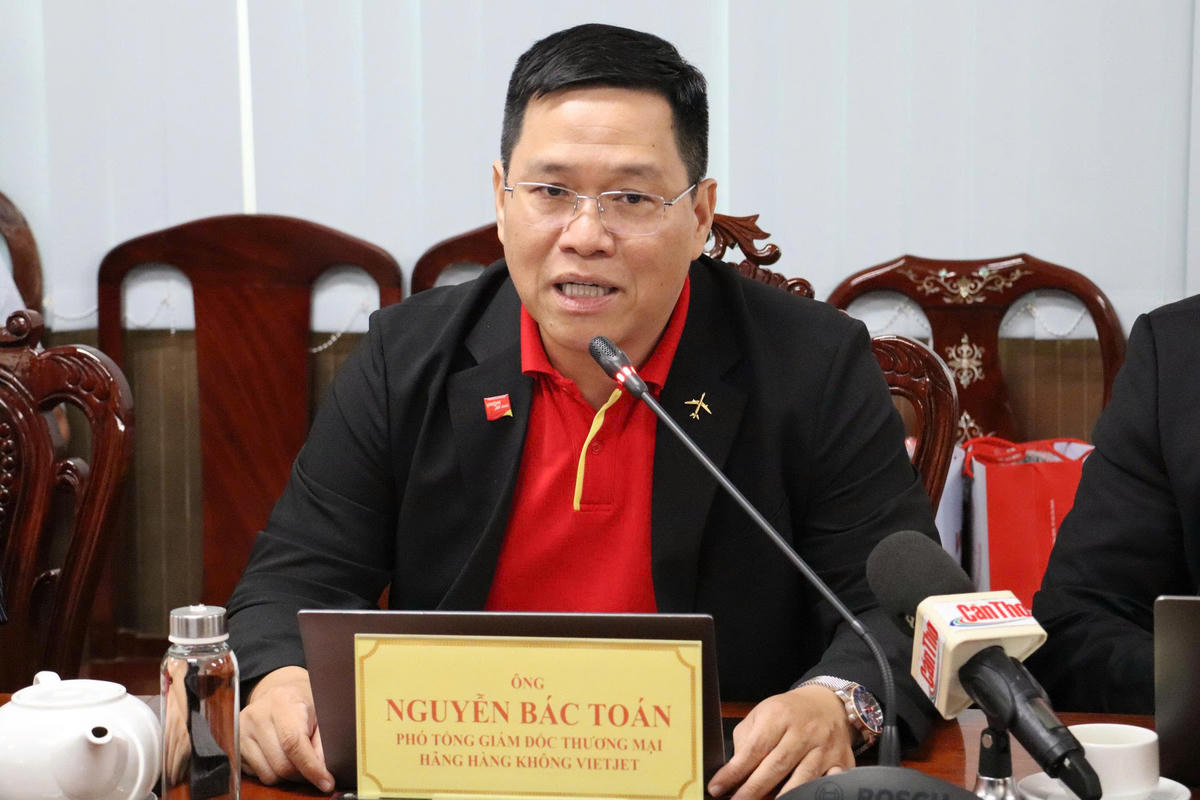 Ông Nguyễn Bác Toán, Phó Tổng Giám đốc thương mại Hãng Hàng không Vietjet, thông tin các dự định khai thác của hãng tại Cần Thơ thời gian tới. Ảnh LC