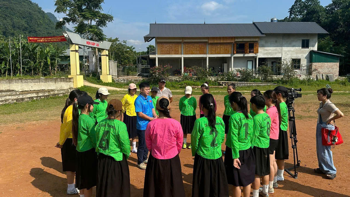 Họp bàn chiến thuật trước khi thi đấu. Ảnh: Vi Trần.