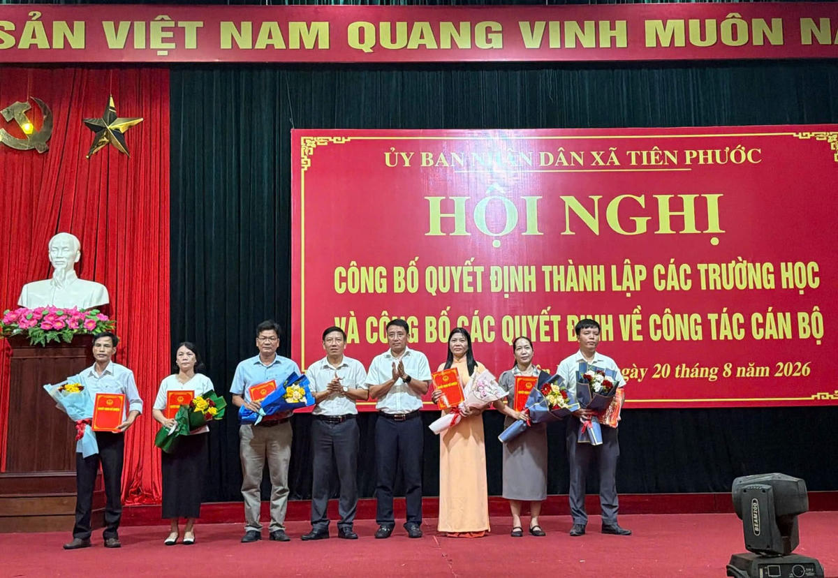 Xã Tiên Phước trao quyết định về công tác cán bộ tại các trường mới thành lập. Ảnh: ĐT.