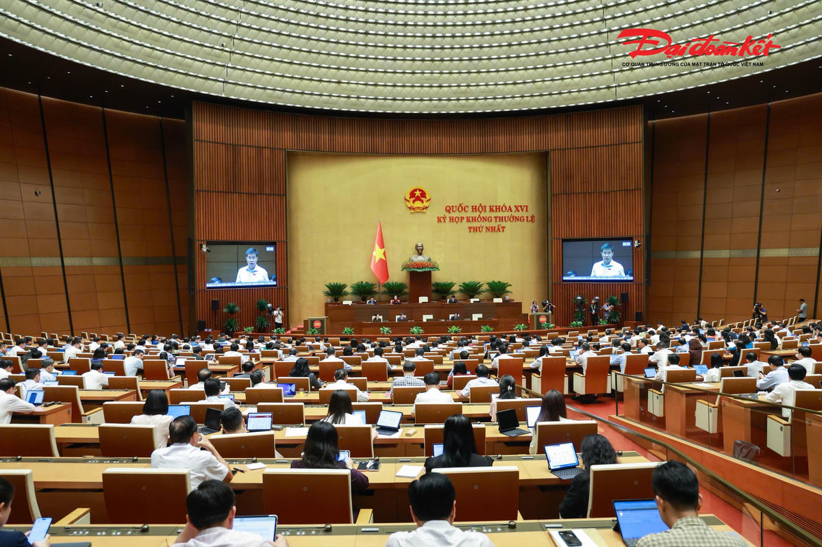 Toàn cảnh phiên họp. Ảnh: Quang Vinh