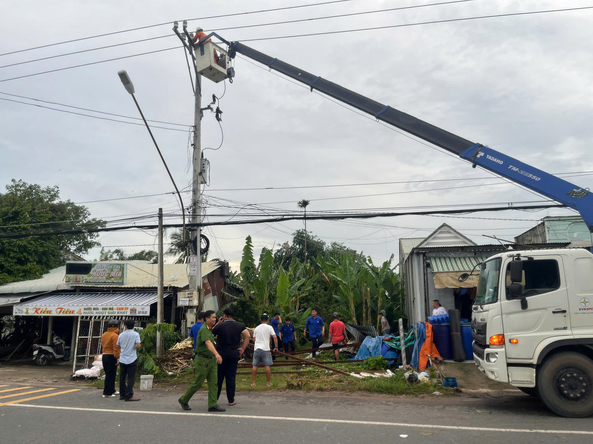 Lực lượng chức năng xử lý hiện trường. Ảnh: N.T.
