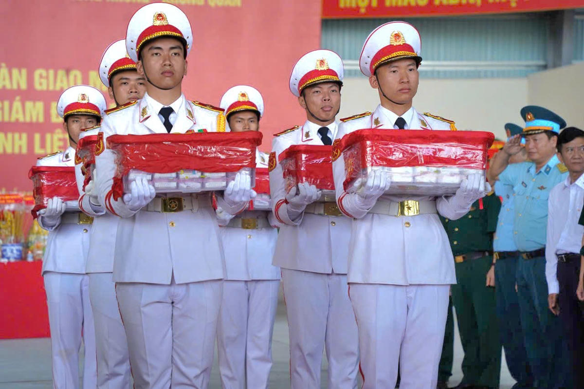 Xúc động lễ vận chuyển 7.104 mẫu hài cốt liệt sĩ từ TPHCM ra Hà Nội