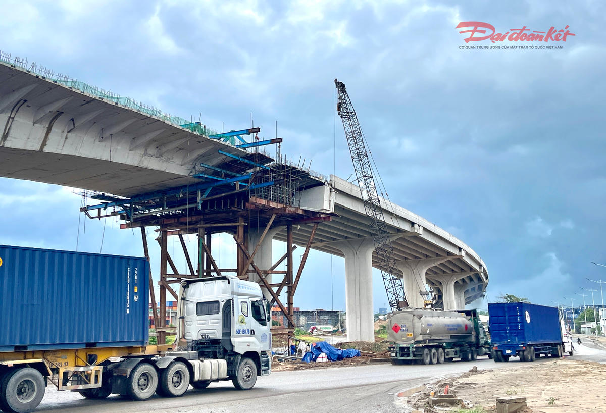 Tuyến chính của đường Vành đai 3 TPHCM bắc qua quốc lộ 1A đã liền mạch. Ảnh: Đ.Xá.