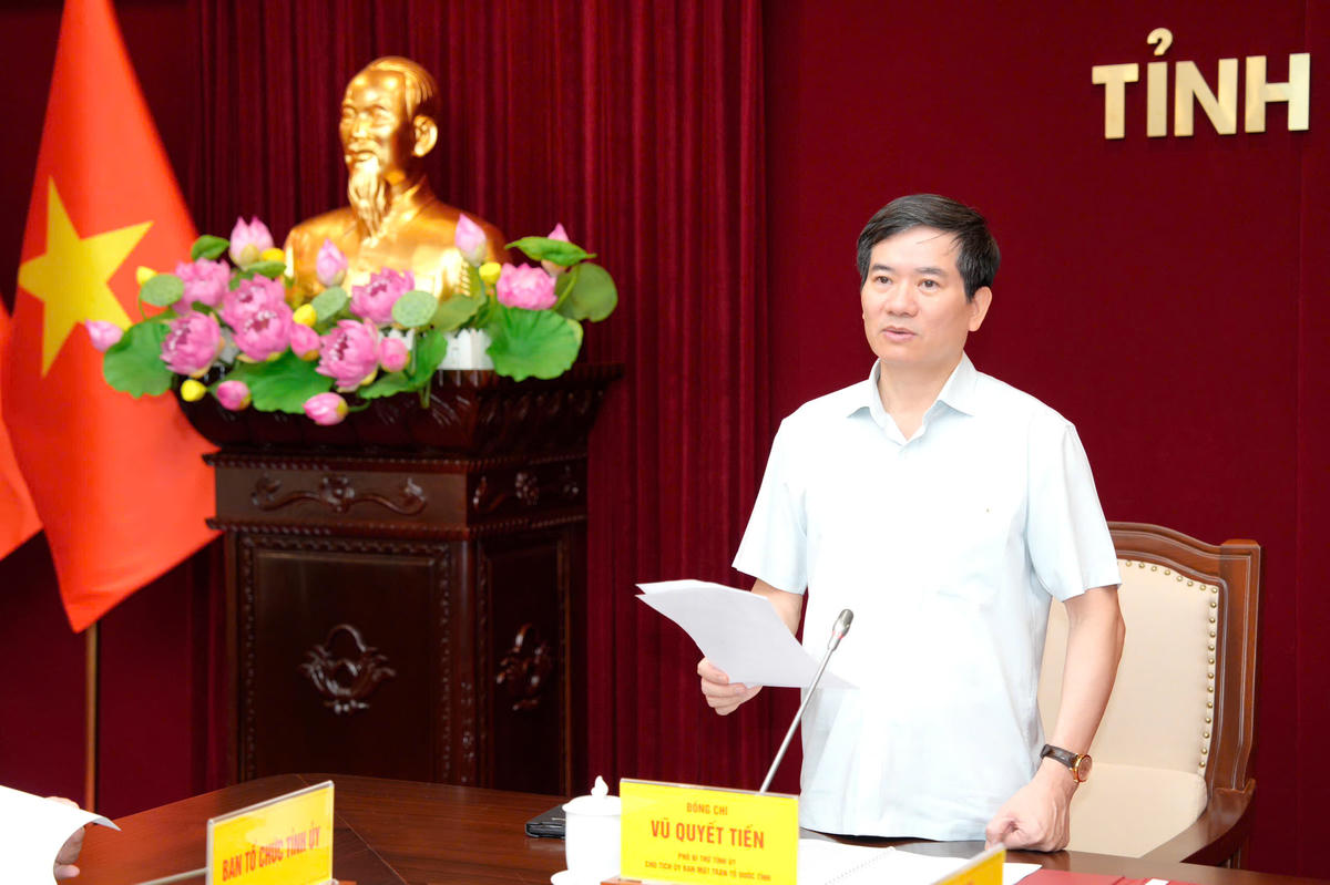 Phó Bí thư Tỉnh ủy, Chủ tịch Ủy ban MTTQ Việt Nam tỉnh Quảng Ninh Vũ Quyết Tiến phát biểu tại cuộc họp.