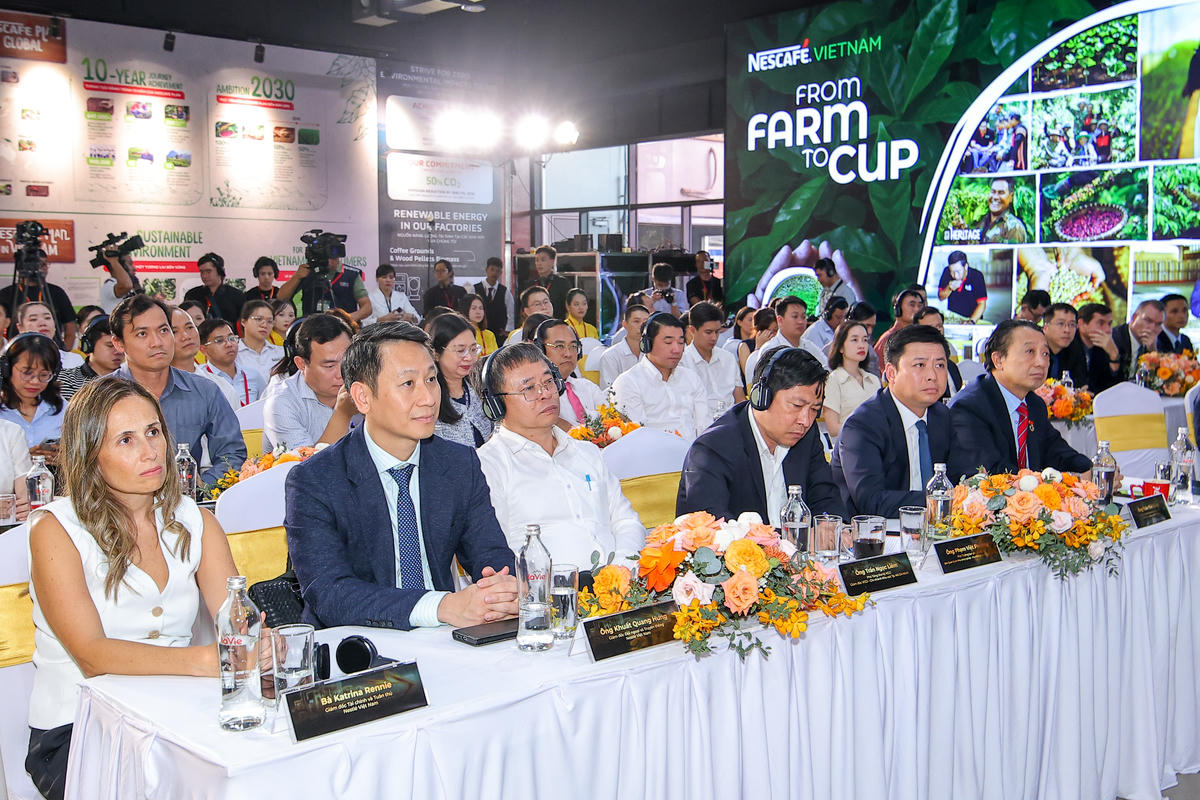 Các đại biểu tham dự buổi lễ