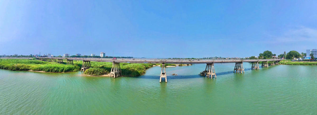 Một góc cầu Trà Khúc. Ảnh: NY.