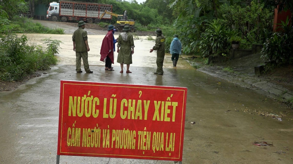 Lãnh đạo xã Ngọc Lặc kiểm tra khu vực đập tràn bị ngập. Ảnh: Ngọc Lặc