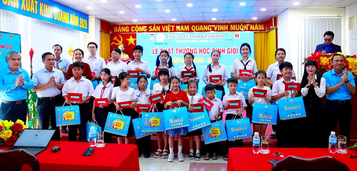 Trao thưởng cho các học sinh giỏi cấp tỉnh, cấp quốc gia.