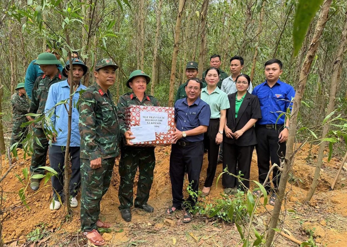 Chính quyền địa phương thăm, tặng quà cho lực lượng tìm kiếm hài cốt liệt sĩ. Ảnh: MT.