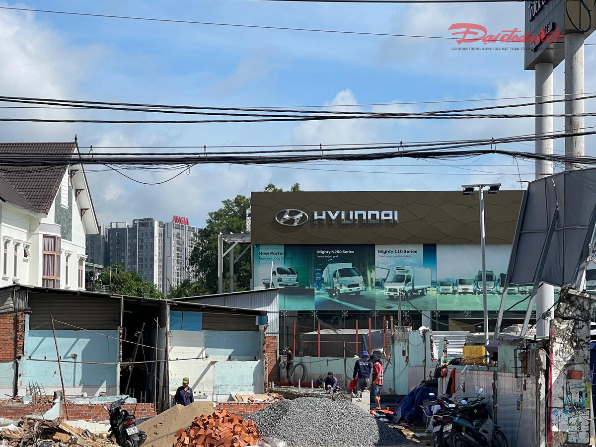 Ghi nhận dọc tuyến đường dự án cho thấy việc di dời khá khẩn trương. Hầu hết các hộ dân đều chỉ ảnh hưởng một phần đất nên vừa tháo dỡ, vừa xây mới. Ảnh: Đ.Xá.